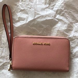 Micheal kors pink wristlet wallet
